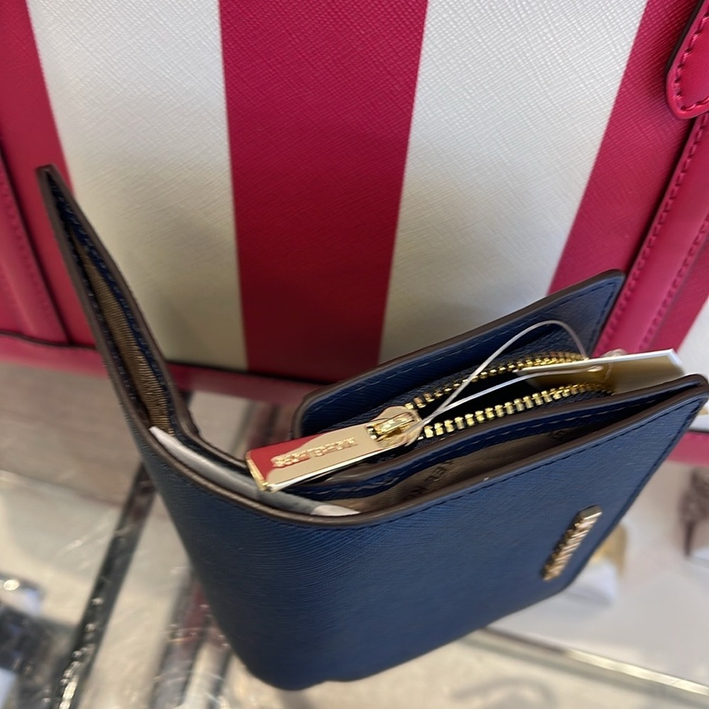 MICHAEL KORS
Medium Jet Set Travel Crossgrain Leather Bifold Zip Wallet
Navy
NWT - Picture 5 of 16